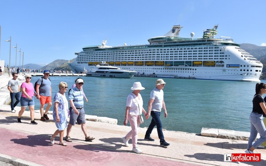 To κρουαζιερόπλοιο Explorer of the Seas της Royal Caribbean σήμερα στο Αργοστόλι (εικόνες/video)