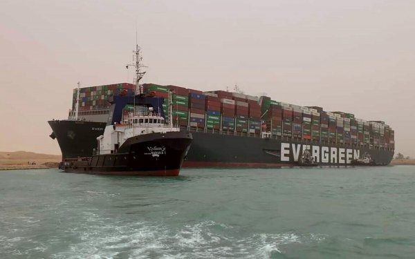 Διώρυγα Σουέζ: Χρειάζεται να αφαιρεθούν 20.000 κ.μ. άμμου για να «ξεμπλοκάρει» το τεράστιο πλοίο (εικόνα)