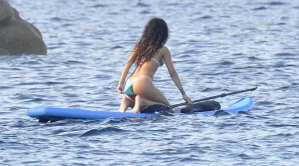Rihanna: Καυτές πόζες κάνοντας paddleboarding