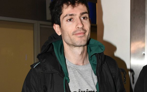 Μίλτος Τεντόγλου: Θα δημοπρατήσει τα παπούτσια του και θα δώσει τα χρήματα για τα παιδιά της Τουρκίας