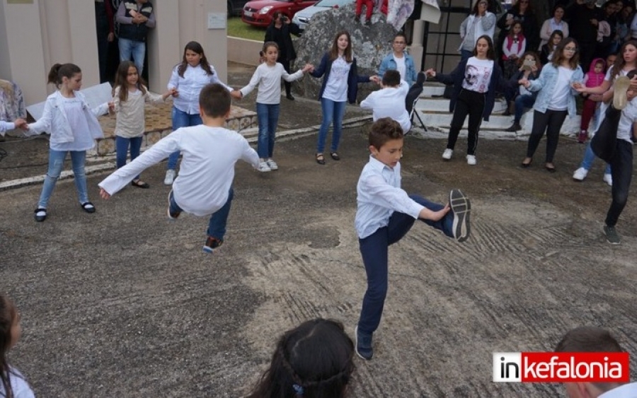 Με... ψιλόβροχο και χορό έπιασαν τον Μάη στην Σάμη (εικόνες)