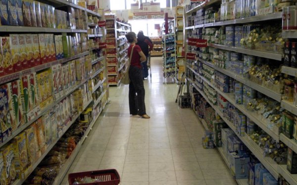 Τέλος η πώληση ρούχων, παπουτσιών και ηλεκτρικών ειδών από τα σούπερ μάρκετ