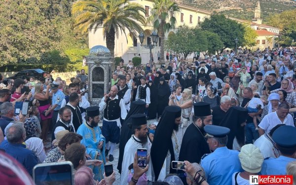 Πλήθος πιστών στη μεταφορά του σκηνώματος του Αγίου Γερασίμου στη μεγάλη εκκλησία