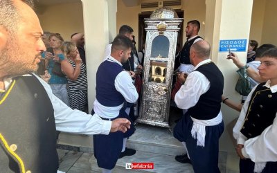 Πλήθος πιστών στη μεταφορά του σκηνώματος του Αγίου Γερασίμου στη μεγάλη εκκλησία
