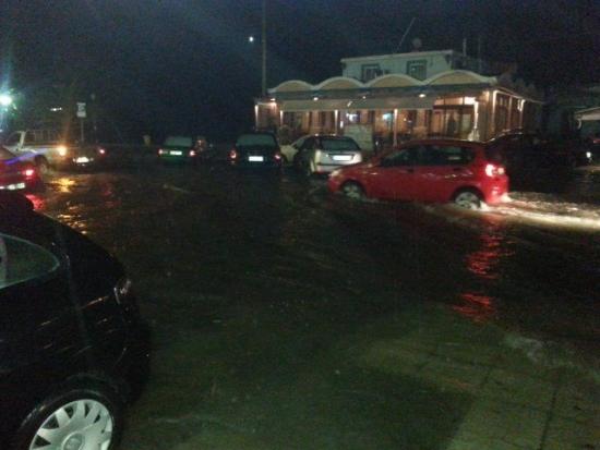 Σφοδρή καταιγίδα με χαλαζόπτωση στην Κεφαλονιά – Πλημμύρησε η παραλιακή Αργοστολίου (εικόνες)