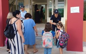 Αστυνομικοί στην Κεφαλονιά μοίρασαν φυλλάδια κυκλοφοριακής αγωγής σε μαθητές και γονείς