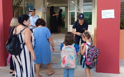 Αστυνομικοί στην Κεφαλονιά μοίρασαν φυλλάδια κυκλοφοριακής αγωγής σε μαθητές και γονείς