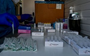 Στο τραπέζι προσωρινή ακύρωση πιστοποιητικών για εμβολιασμένους που νοσούν