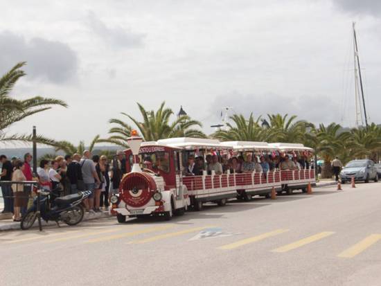 Αίτημα καταστηματαρχών να περνούν τα τρενάκια από το Λιθόστρωτο