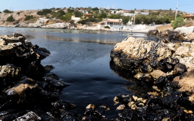 Μαύρισε η θάλασσα στη Σαλαμίνα από τη βύθιση δεξαμενόπλοιου