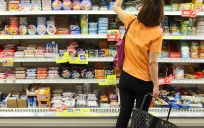 Ανατιμήσεις: Μείωσαν τις αγορές τροφίμων οι καταναλωτές