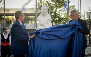 Aδελφότητα Κεφαλλήνων και Ιθακησίων Πειραιά: Ιστορικό γεγονός! Η προτομή του κεφαλονίτη ποιητή της θάλασσας Νίκου Καββαδία κοσμεί τον Πειραιά! (εικόνες)