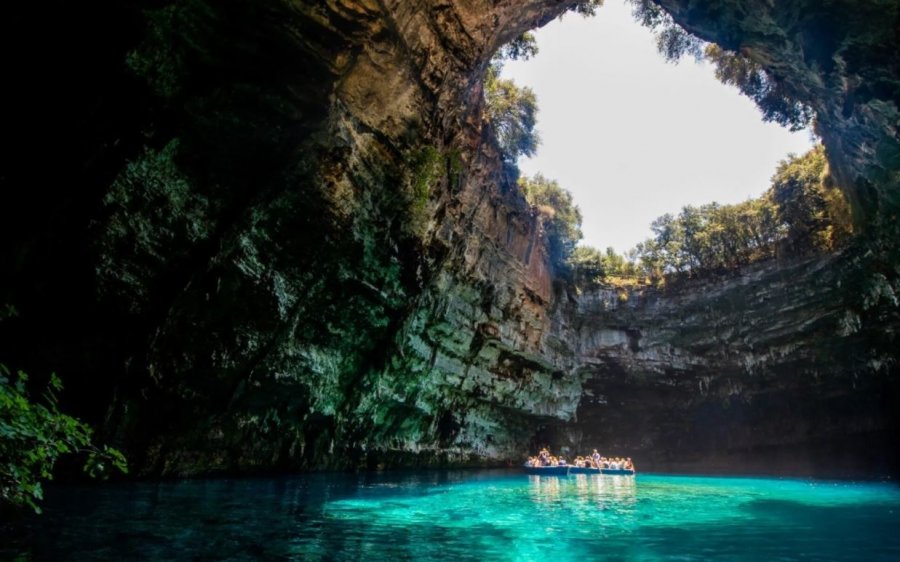 Η Τelegraph αποθεώνει τo Λιμνοσπήλαιο της Μελισσάνης: «Το απόκοσμο θαύμα που ήταν κρυμμένο για χιλιάδες χρόνια»