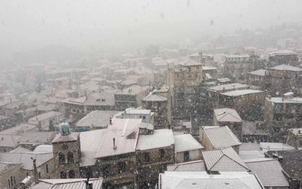 Ο καιρός τρελάθηκε - Χιόνισε στο Καρπενήσι (εικόνες)