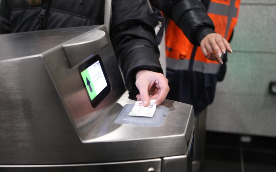 Αυξάνονται από σήμερα τα πρόστιμα στα ΜΜΜ για τους επιβάτες που δεν έχουν εισιτήριο – Φτάνουν στα 100 ευρώ