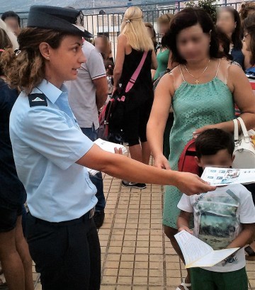 Ενημερωτικά φυλλάδια τροχαίας διένειμαν αστυνομικοί στην Κεφαλονιά με την έναρξη της νέας σχολικής χρονιάς