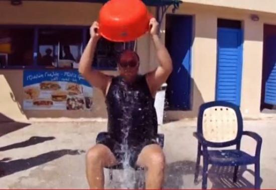 Μούσκεμα Ανουσάκης – Παπαδάτος για την τρέλα του Ice Bucket Challenge! (video)
