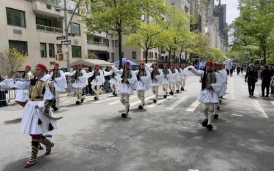 Νέα Υόρκη: Στα γαλανόλευκα η 5η λεωφόρος του Μανχάταν στην παρέλαση για την 25η Μαρτίου