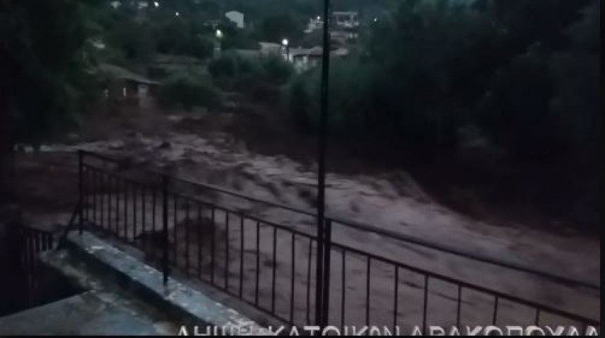 H στιγμή που το ποτάμι περνάει μέσα από τα Δρακοπουλάτα (video)