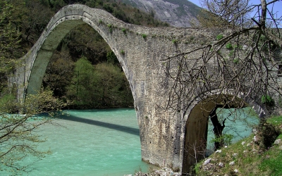 Όρθιο και πάλι το Γεφύρι της Πλάκας– Ολοκληρώθηκε η αποκατάσταση