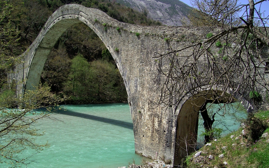 Όρθιο και πάλι το Γεφύρι της Πλάκας– Ολοκληρώθηκε η αποκατάσταση