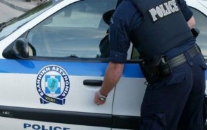 Αργοστόλι: Πέταξαν τρικακια υπέρ Κουφοντινα - Προσαγωγές στο Αστυνομικό Τμήμα