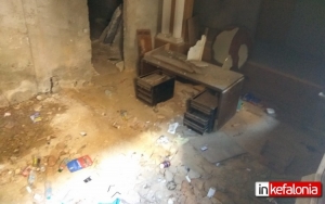 "Πονοκέφαλος" για τους κατοίκους το εγκαταλελειμμένο οίκημα στο κέντρο του Αργοστολίου (εικόνες)