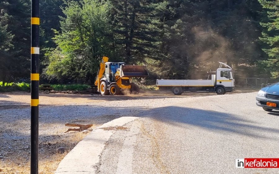 Εικόνα απο τον καθαρισμό του Αίνου απο συνεργεία του Δήμου Αργοστολίου
