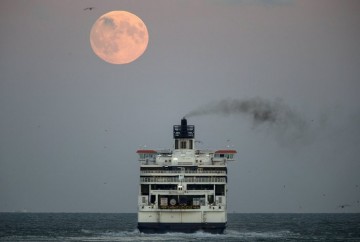 Καρέ καρέ η κόκκινη πανσέληνος λίγο πριν «σβήσει» σε όλο τον κόσμο