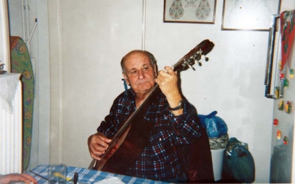 Νεκρολούλουδα μνήμης για έναν φίλο, τον Σπύρο Παπασσάβα, που έφυγε απ’ τη ζωή