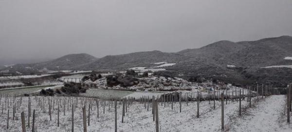 Πυκνό χιόνι κάλυψε τον τύμβο Καστά στην Αμφίπολη [εικόνες]