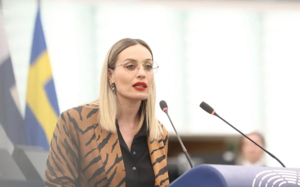 Καμπανάκι από την Ελεονώρα Μελέτη στην Κομισιόν για την κακοποίηση και την εγκατάλειψη ηλικιωμένων