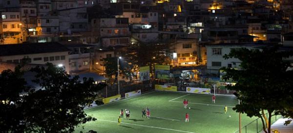 Αυτόφωτο γήπεδο στη Βραζιλία «ανάβει» από την ενέργεια των παικτών