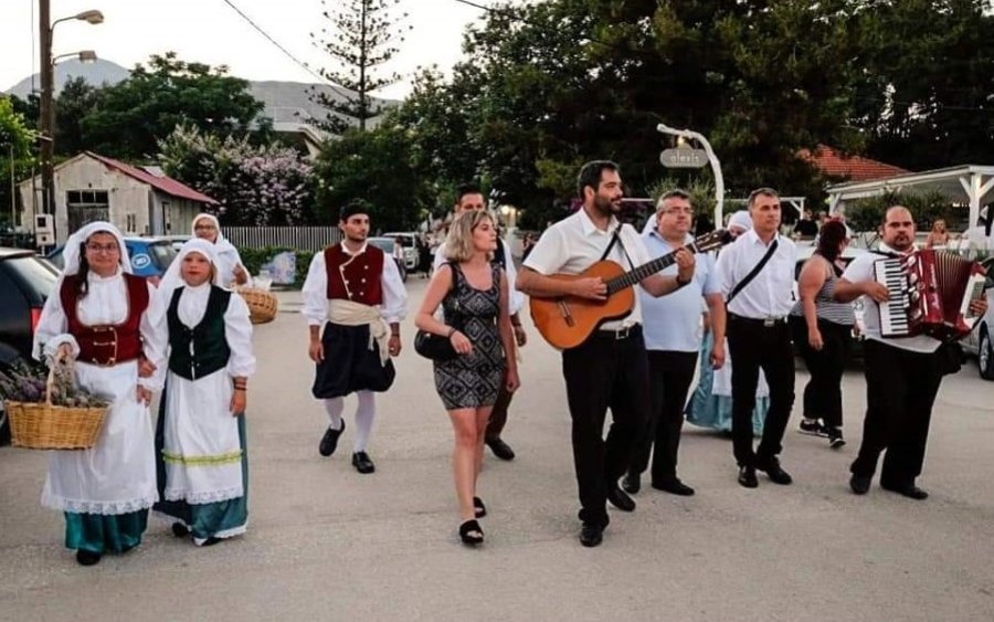 Με καντάδες και χορό γιόρτασαν την Πανσέληνο στον Κατελειό