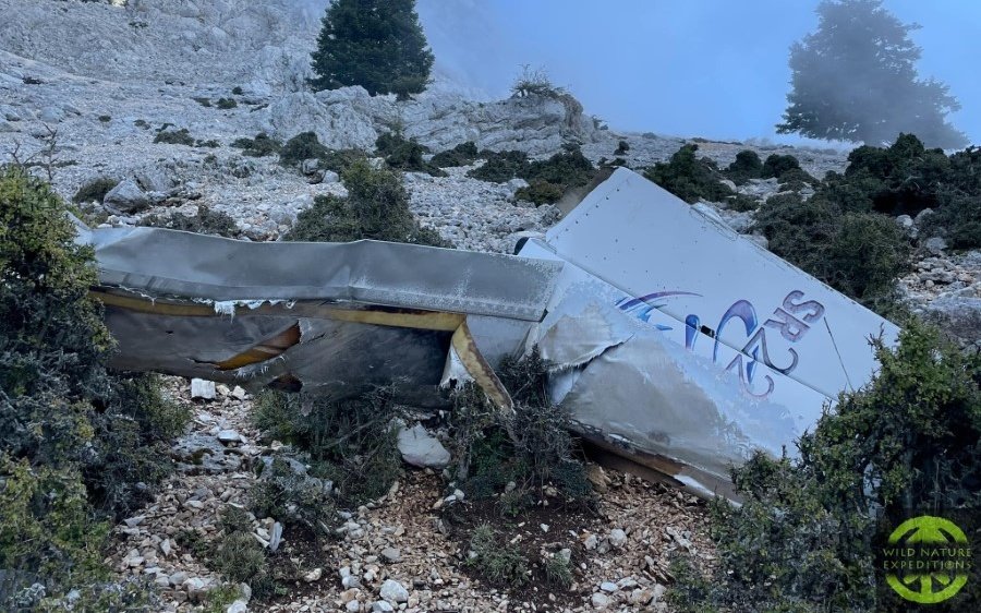 Ότι έχει απομείνει από τα συντρίμμια του SR 22 που προσέκρουσε στον Αίνο (εικόνες)