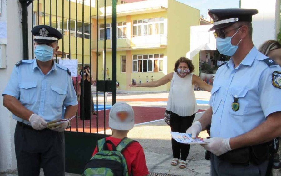 Αργοστόλι: Διανομή φυλλαδίων κυκλοφοριακού περιεχομένου από την Τροχαία στους μαθητές του 5ου Δημοτικού