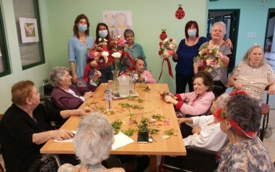 &quot;Έπιασαν&quot; τον Μάη! Γέμισε λουλούδια το Δημοτικό Γηροκομείο Αργοστολίου! (εικόνες)