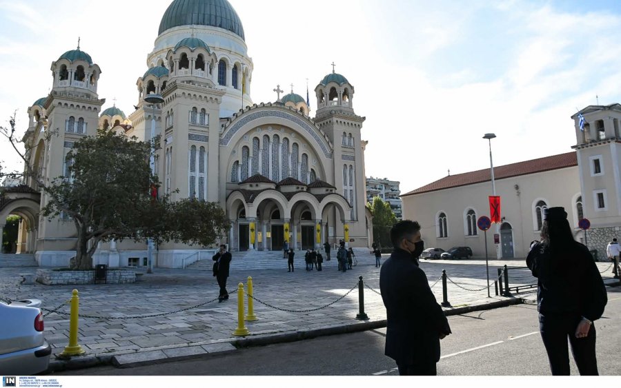 Εκκλησίες ανοικτές μόνο Χριστούγεννα και Φώτα και με 9 πιστούς – Όχι αγιασμός