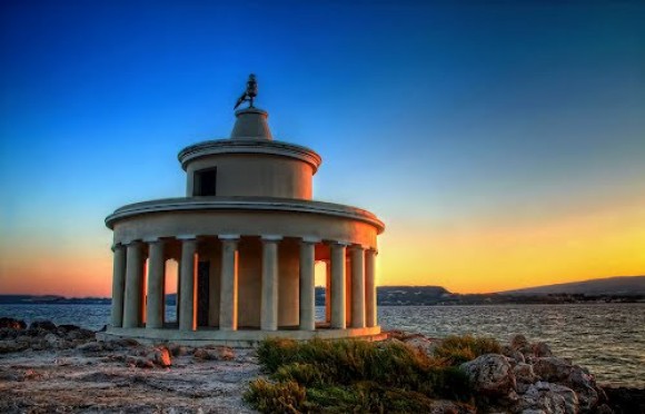 Το φανάρι των Αγίων Θεοδώρων στους 10 ομορφότερους Φάρους της Ελλάδας