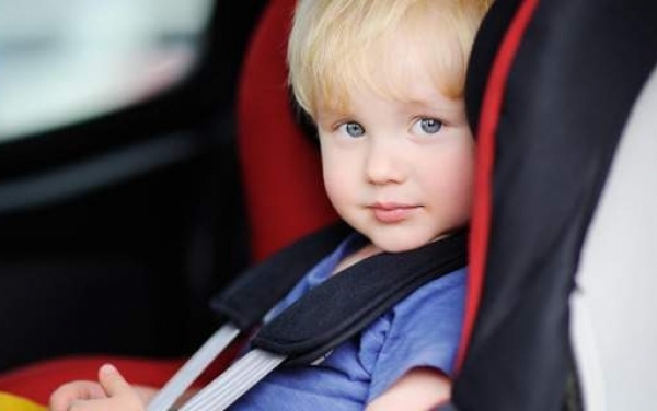 Ο πίνακας-σοκ της ΕΛ.ΑΣ.: Γιατί ένα παιδί θα πεθάνει αν το αφήσετε στο αμάξι, ενώ έξω έχει 29º C