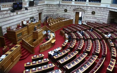 Έρχεται «κόκκινη κάρτα» στους ανεμβολίαστους Βουλευτές