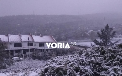 «Άσπρη» μέρα στη Θεσσαλονίκη, κλειστοί δρόμοι και χιόνι 30 εκατοστών στον Χορτιάτη