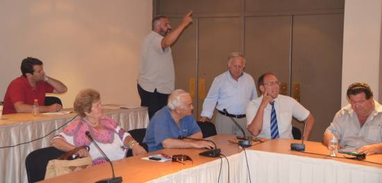 Όλα… μπάχαλο! Αποχώρησε η δημοτική αρχή από τη συζήτηση για τα τραπεζοκαθίσματα - Για προσχηματική ενέργεια μιλάει η αντιπολίτευση