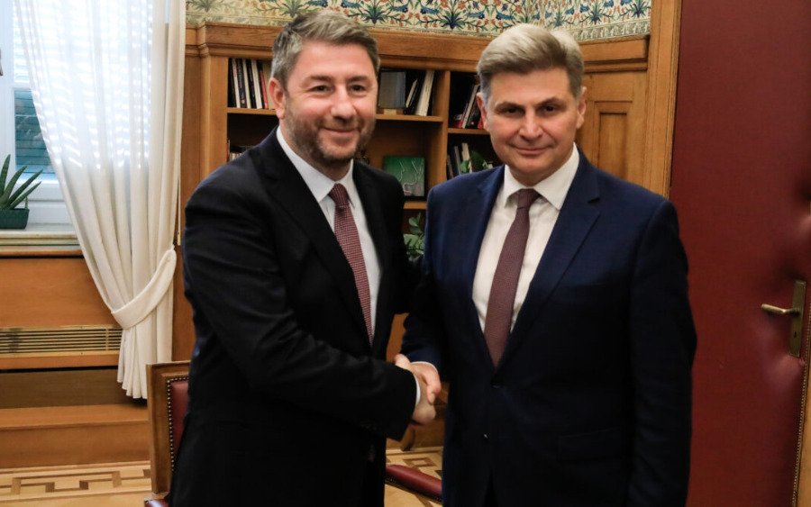 Νικόλας Φαραντούρης: Και επίσημα στο ΠΑΣΟΚ ο ευρωβουλευτής – Η συνάντηση με τον Νίκο Ανδρουλάκη