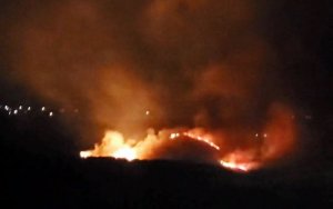 Τρία μέτωπα φωτιάς στην περιοχή της Θηνιάς