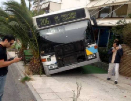 Λεωφορείο μπήκε σε καφετέρια στην Ηλιούπολη