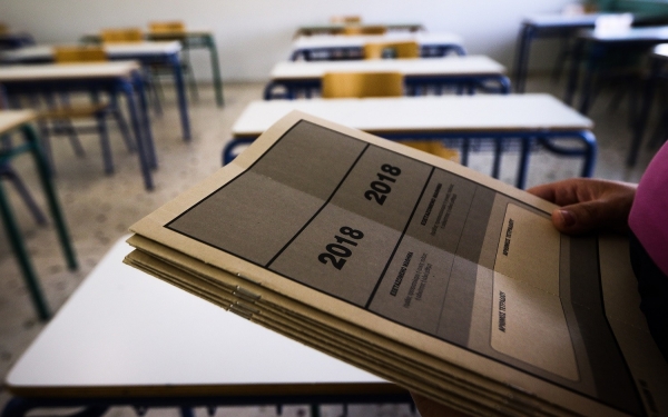 Πανελλήνιες: Γνωρίζετε πού καταλήγουν οι... τόνοι γραπτών μετά τις εξετάσεις;