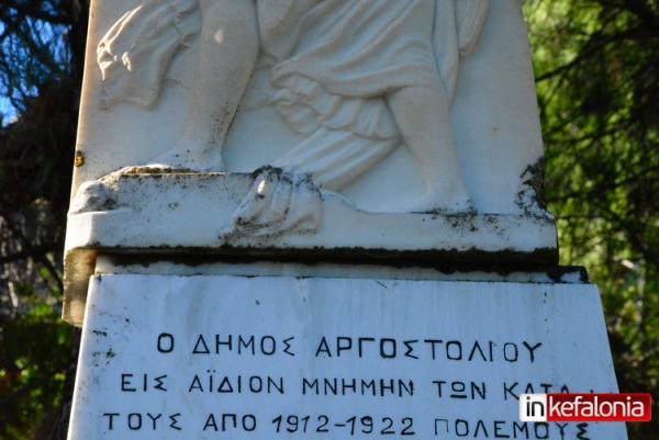 Κίνδυνος για το μνημείο Πεσόντων στο Νάπιερ - Εχει μετακινηθεί η κορυφή και αν δεν προσεχθεί... θα πέσει!