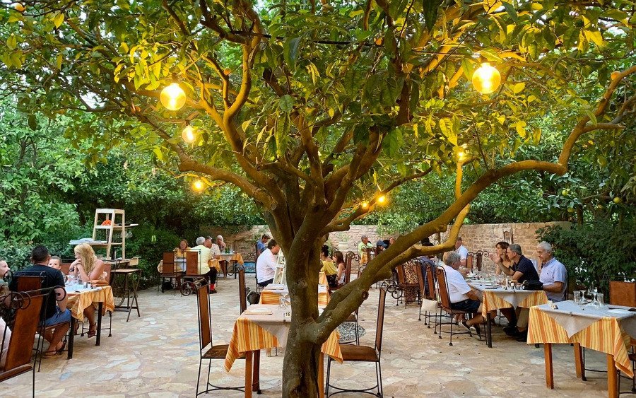 Το Εστιατόριο Εσπερίδες στα Σβορωνάτα αναζητά συνεργάτες για την καλοκαιρινή σεζόν