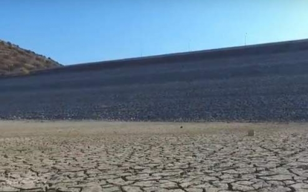 «Στέγνωσε» φράγμα στην Κρήτη- Εικόνες που θυμίζουν... Σαχάρα (video)